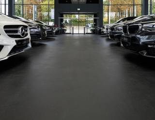 Endur gietvloer in showroom van luxe garage