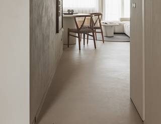 Woonkamer in kustappartement met Socrete gietvloer