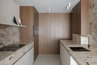 Keuken in kustappartement met grijze Socrete gietvloer