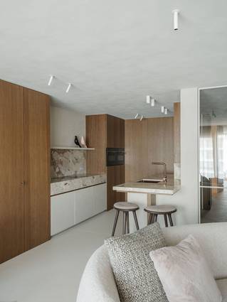 Keuken in kustappartement met grijze Socrete gietvloer