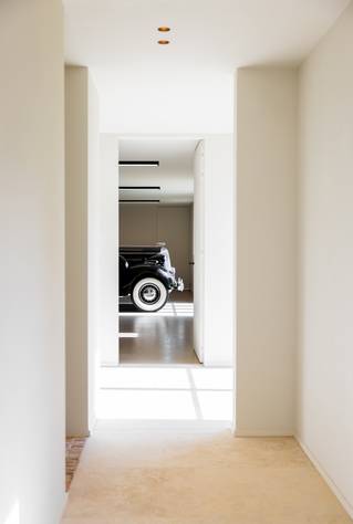 garage met oldtimer en Endur gietvloer