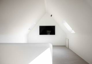 witte kamer met grijze Socrete gietvloer