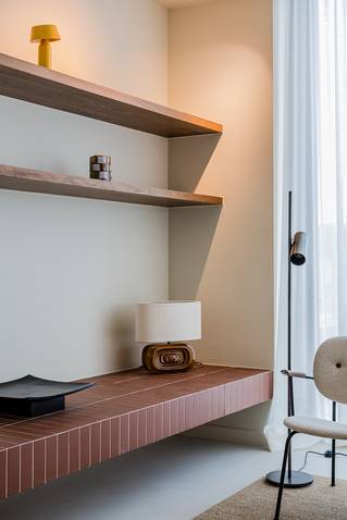 woonkamer met betegeld wandmeubel en grijze Socrete gietvloer