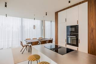 Keuken in penthouse met grijze Socrete gietvloer