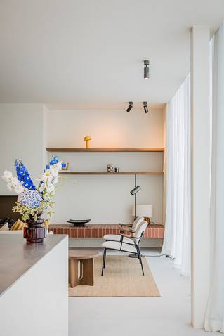 Woonkamer in penthouse met grijze Socrete gietvloer