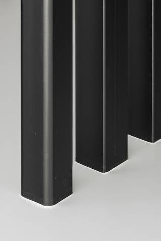 grijze Mellow PU gietvloer met zwarte stalen balken