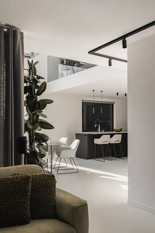 zwart keukeneiland met grijze Mellow PU gietvloer