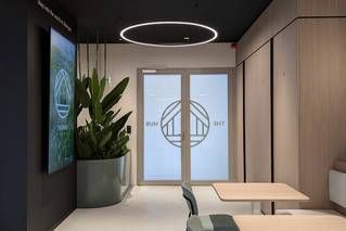 Inkom met grijze Socrete in kantoorruimte The Tipping Point