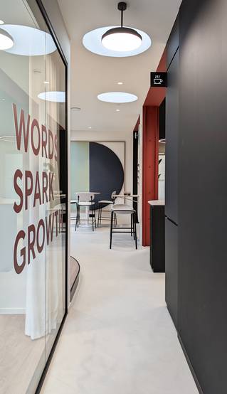 grijze Socrete gietvloer in gang van kantoorruimte The Tipping Point