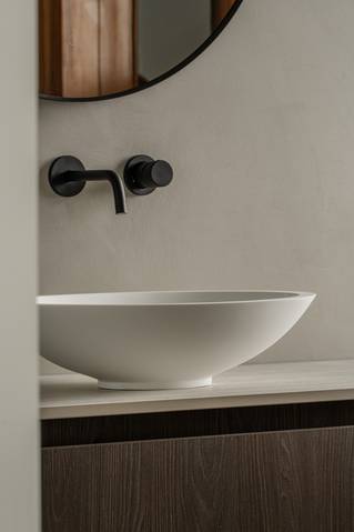 Wastafel in badkamer met Socrete op wand