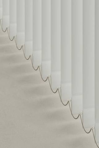 grijze Socrete gietvloer met gordijnen