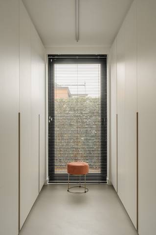 Gang met maatkasten en grijze Socrete gietvloer