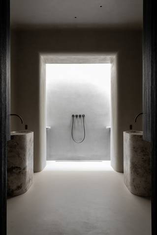 Minimalistische badkamer met inloopdouche grijze Socrete gietvloer