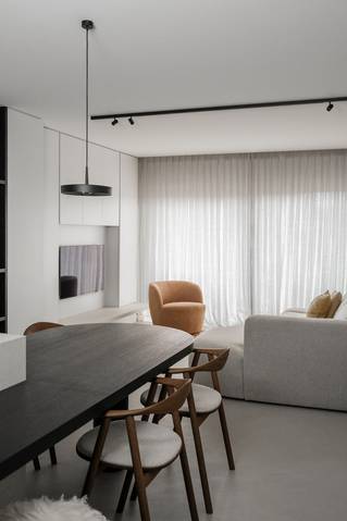 Minimalistische woonkamer met grijze Socrete gietvloer