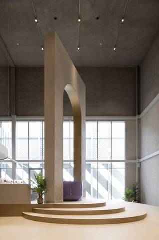 Podiums met grijze Socrete gietvloer in Picobello showroom