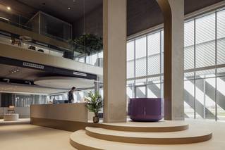 Receptie in Picobello showroom met grijze Socrete gietvloer en podiums