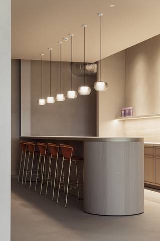 Barruimte met grijze Socrete gietvloer in Picobello showroom