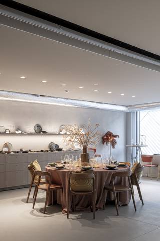 Grijze Socrete gietvloer met tafelopstelling in showroom Picobello