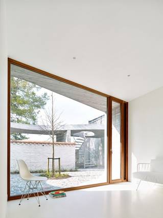 praktijk woning vloer gietvloer wit raam rust