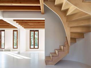 praktijk woning vloer gietvloer wit hout plafond trap 