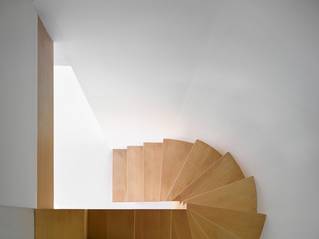 praktijk woning vloer gietvloer wit hout plafond trap 1