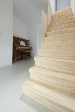 Peter Geldof Mellow PU gietvloer gecombineerd met houten trap