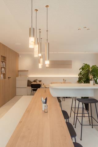 bar interieur met socrete gietvloer en houten afwerking