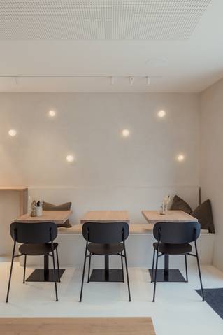 koffietafels met stoelen en vloer en muur in socrete