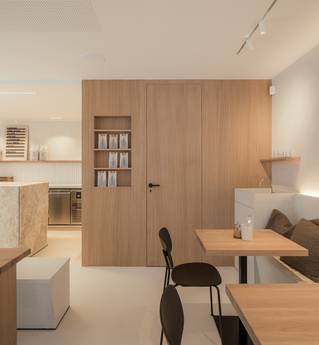 koffiebar interieur met socrete gietvloer en houten afwerking