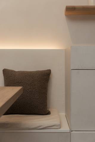 zithoek met kussens met socrete afwerking