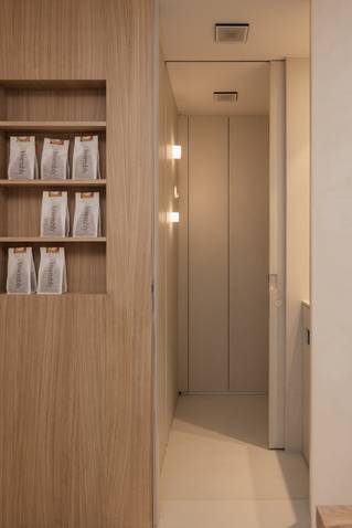 hal in socrete met houten kast en deur 