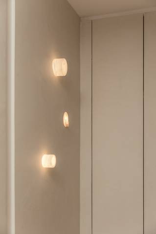 wand met minerale socrete afwerking en ingebouwde verlichting