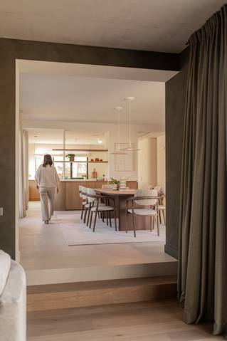 Eetkamer met Socrete gietvloer in Sundae huis