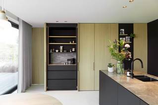 moderne keuken met witte mellow gietvloer