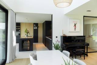 moderne keuken met doorloop naar keuken