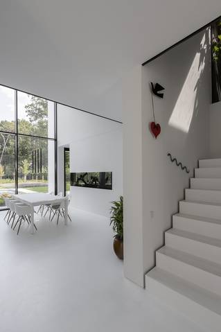 huis RIDD witte gietvloer trappen