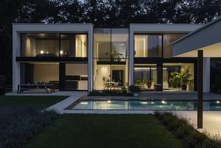 Huis RIDD achtergevel avond