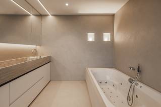 moderne badkamer met naadloze afwerking