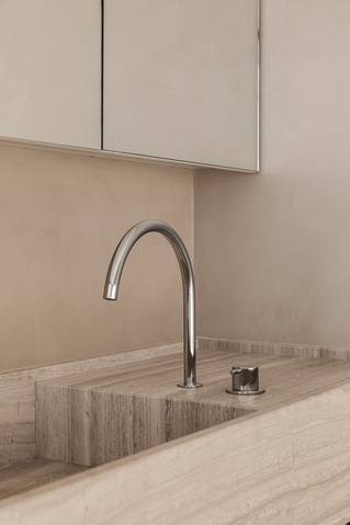 closeup van wastafel met kraan en kasten