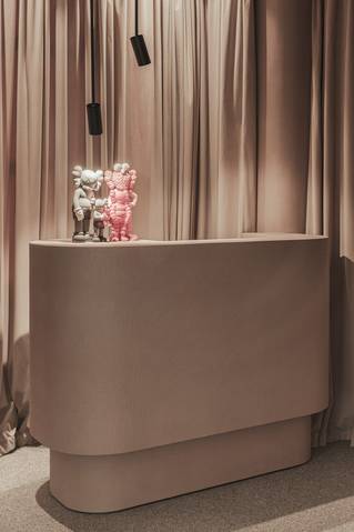 Carran op balie in restaurant Rebelle