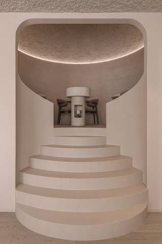 Carran op trappen en vloer in eetkamer bij restaurant Rebelle