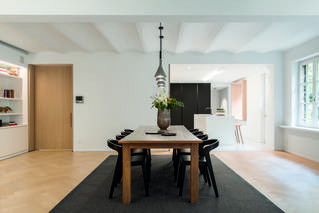 Woonkamer parket hout wit keuken