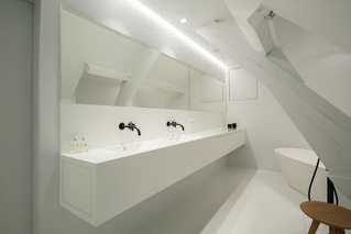 Badkamer wit rust zen gietvloer