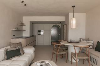 Woonkamer met keuken in appartement met Socrete vloer