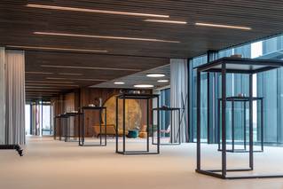 moderne hal met hoge tafels