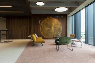 zithoek met tapijt en socrete gietvloer