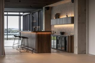 bar met houten afwerking op socrete gietvloer