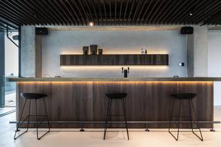 barmeubel in hout met barstoelen