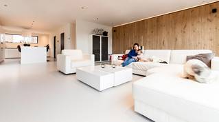 Liquidfloors Mellow pu gietvloer woonkamer privéwoning Oostkamp