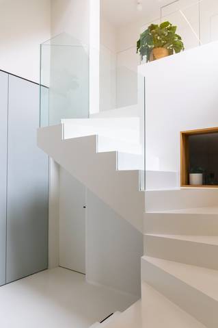 witte traphal afgewerkt in mellow gietvloer